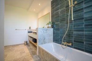 Kúpeľňa v ubytovaní VILLA L'ESTEREL AVEC PISCINE VUE MER -MANDELIEU 06210- 6 Pers