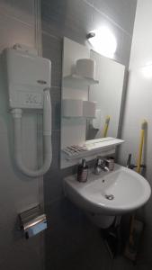 baño con lavabo y teléfono en la pared en VIP Apartment Belvedere Club en Bansko