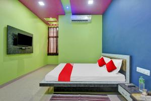 a bedroom with a bed with red and green walls at Flagship The Heart Residency in Rāmgarh