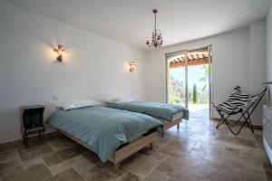 Posteľ alebo postele v izbe v ubytovaní VILLA L'ESTEREL AVEC PISCINE VUE MER -MANDELIEU 06210- 6 Pers