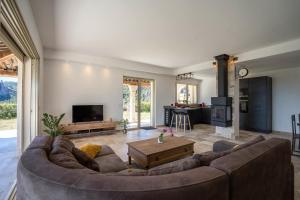 Televízia a/alebo spoločenská miestnosť v ubytovaní VILLA L'ESTEREL AVEC PISCINE VUE MER -MANDELIEU 06210- 6 Pers