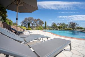 Bazén v ubytovaní VILLA L'ESTEREL AVEC PISCINE VUE MER -MANDELIEU 06210- 6 Pers alebo v jeho blízkosti