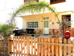 una valla de madera frente a una casa en La casa del abuelo Ángel, en Lugo