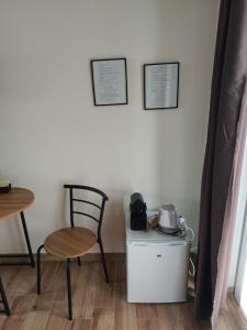 een kamer met een tafel, een stoel en een tafel bij Skylab in Gozzano