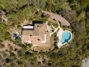 Bazén v ubytovaní VILLA L'ESTEREL AVEC PISCINE VUE MER -MANDELIEU 06210- 6 Pers alebo v jeho blízkosti