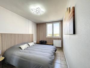 een slaapkamer met een bed en een raam bij Bord de mer vue panoramique avec parking privé in Saint-Jean-de-Monts