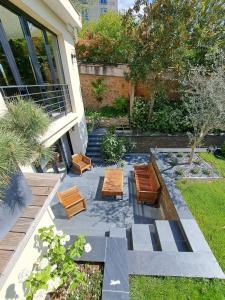 een patio met 3 stoelen en een tafel bij Havre de paix in Ville-dʼAvray