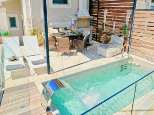una piscina nel mezzo di un patio di Dimitris Luxury Cottage with private pool by DadoVillas a Kalámi