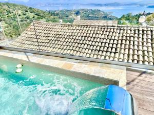 vista sul tetto di una piscina con scivolo d'acqua di Dimitris Luxury Cottage with private pool by DadoVillas a Kalámi