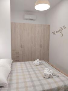 Un dormitorio con una cama con dos toallas encima. en The Getaway, en Agia Marina de Nea Kydonia
