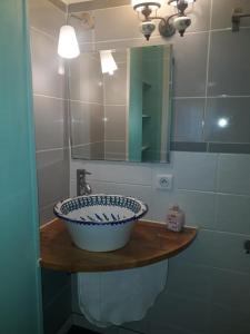 La salle de bains est pourvue d'un lavabo et d'un miroir. dans l'établissement Appartement Mimosa, tram 2, parking, à Montpellier