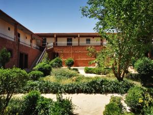 - une vue sur l'extérieur d'un bâtiment avec un jardin dans l'établissement Résidence touristique du chêne vert, à Ifrane