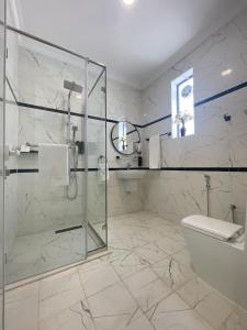 a bathroom with a glass shower and a toilet at Bedyiah Green Homes in Al Qābil