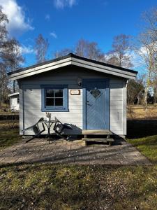 a small shed with a table in front of it at När GK in Stånga