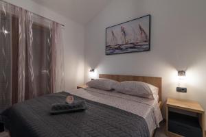 ein Schlafzimmer mit einem Bett mit Hut darauf in der Unterkunft Vila Vanessa Trogir - Čiovo in Trogir