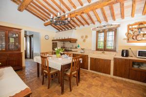 cocina con mesa y sillas en una habitación en Affitti Brevi Toscana - Ospitalità in Toscana, en Fonteblanda