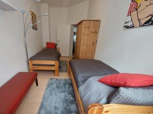 Tempat tidur dalam kamar di Schöne Zwei-Zimmer-Wohnung "W2" mit 4 Einzelbetten und WLAN in Zwenkau bei Leipzig im Neuseenland