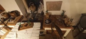 - une salle avec une table et divers articles dans l'établissement Convivio Etrusco, à Bassano in Teverina