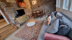 TV a/nebo společenská místnost v ubytování Le Gîte de la Gray House