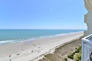 een uitzicht op een strand met mensen erop bij Oceanfront TOP LOCATION MODERN RESORT Lazy River Huge Pool Oasis in Myrtle Beach