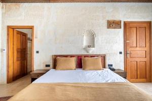 Postel nebo postele na pokoji v ubytování Uzay Cave Suite Hotel