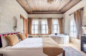 Postel nebo postele na pokoji v ubytování Uzay Cave Suite Hotel