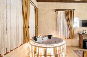 TV a/nebo společenská místnost v ubytování Uzay Cave Suite Hotel