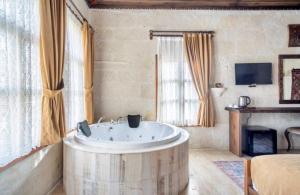 TV a/nebo společenská místnost v ubytování Uzay Cave Suite Hotel