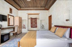 Postel nebo postele na pokoji v ubytování Uzay Cave Suite Hotel