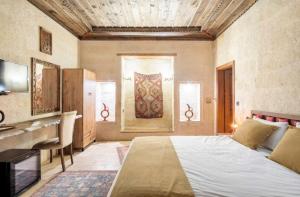 Postel nebo postele na pokoji v ubytování Uzay Cave Suite Hotel