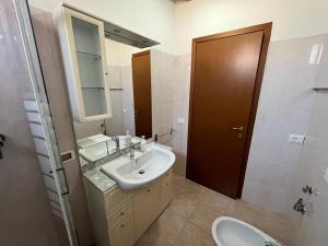 een badkamer met een wastafel en een spiegel bij Cozy Castello in Manerba del Garda