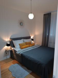 um quarto com uma cama grande e 2 almofadas em Luce Gold Apartment em Zadar