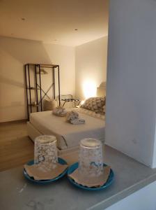 sypialnia z łóżkiem z dwoma kapeluszami i lustrem w obiekcie Miro B&B w mieście Lecce
