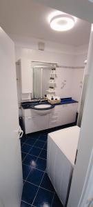 een keuken met een aanrecht en een blauwe tegelvloer bij Vista Capodistria in Koper
