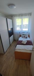 een slaapkamer met een bed en 2 ramen bij Vista Capodistria in Koper