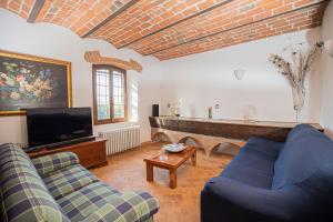 sala de estar con sofá y chimenea en Affitti Brevi Toscana - Ospitalità in Toscana, en Fonteblanda