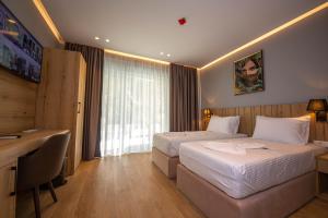 Letto o letti in una camera di Azure Inn Hotel