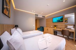 Letto o letti in una camera di Azure Inn Hotel