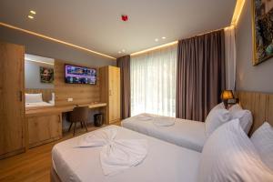 Letto o letti in una camera di Azure Inn Hotel