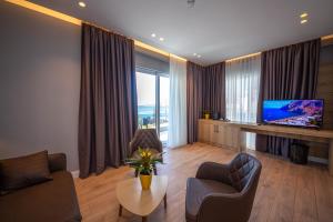 TV o dispositivi per l'intrattenimento presso Azure Inn Hotel