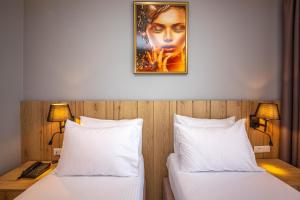 Letto o letti in una camera di Azure Inn Hotel