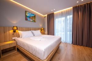 Letto o letti in una camera di Azure Inn Hotel