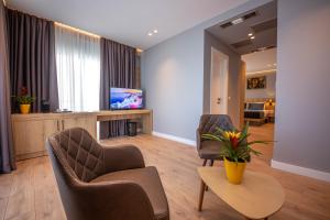 TV o dispositivi per l'intrattenimento presso Azure Inn Hotel