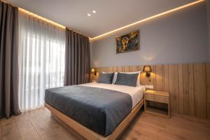 Letto o letti in una camera di Azure Inn Hotel