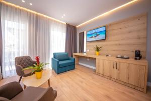 TV o dispositivi per l'intrattenimento presso Azure Inn Hotel