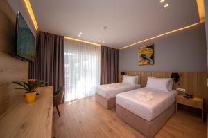 Letto o letti in una camera di Azure Inn Hotel