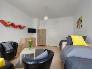 a living room with a bed and a couch and chairs at Schöne Zwei-Zimmer-Wohnung "W2" mit 4 Einzelbetten und WLAN in Zwenkau bei Leipzig im Neuseenland in Zwenkau
