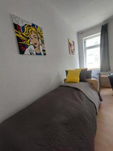 Ce lit se trouve dans une chambre ornée d'une peinture murale. dans l'établissement Schöne Zwei-Zimmer-Wohnung "W2" mit 4 Einzelbetten und WLAN in Zwenkau bei Leipzig im Neuseenland, à Zwenkau
