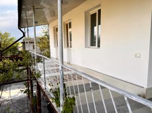 einen Balkon eines Hauses mit Geländer in der Unterkunft My home udabno in Udabno