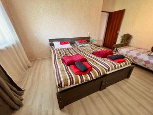 Un dormitorio con una cama con almohadas rojas. en My home udabno, en Udabno